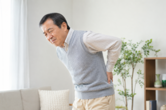 「年だから仕方ない」は間違い！高齢者の慢性腰痛を那覇の整骨院が改善するポイント